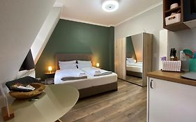 Amaroo - Gaestehaus Potsdam “Charlottenhof”